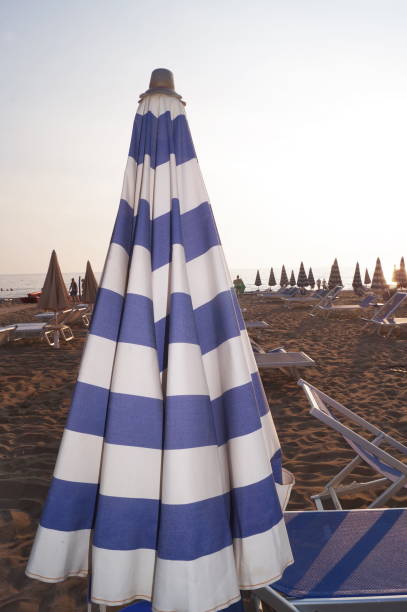 Ombrelloni sulla spiaggia di Donoratico al tramonto